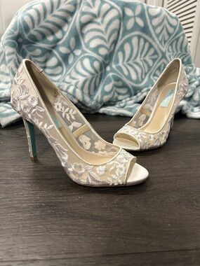 Betsy Johnson Ivory Lace Peep-Toe Heels SB-Adley Pump Size 6